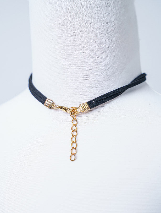 DOUBLE LAYER VELVET CHOKER WITH SPIRALLED HEART SHAPED PENDANT