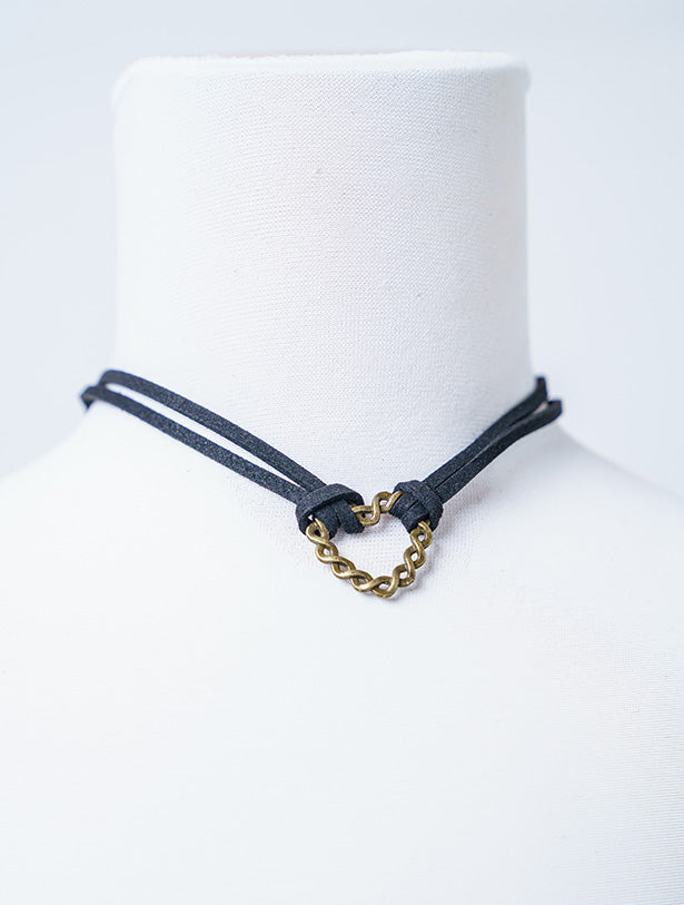 DOUBLE LAYER VELVET CHOKER WITH SPIRALLED HEART SHAPED PENDANT